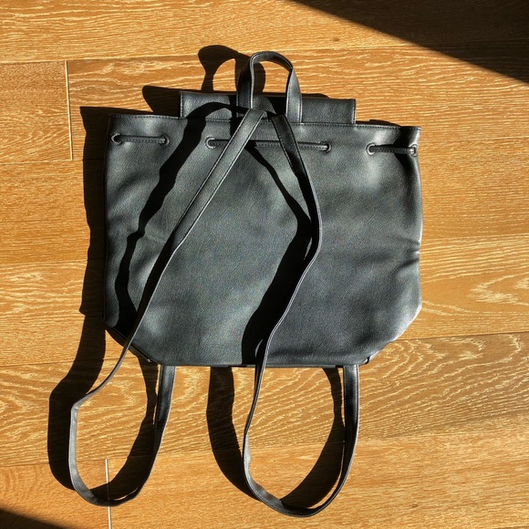 🆕 Victoria’s Secret Black Vegan Faux Leather Drawstring Closure Backpack - Picture 4 of 5